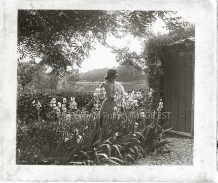 Femme dans un jardin